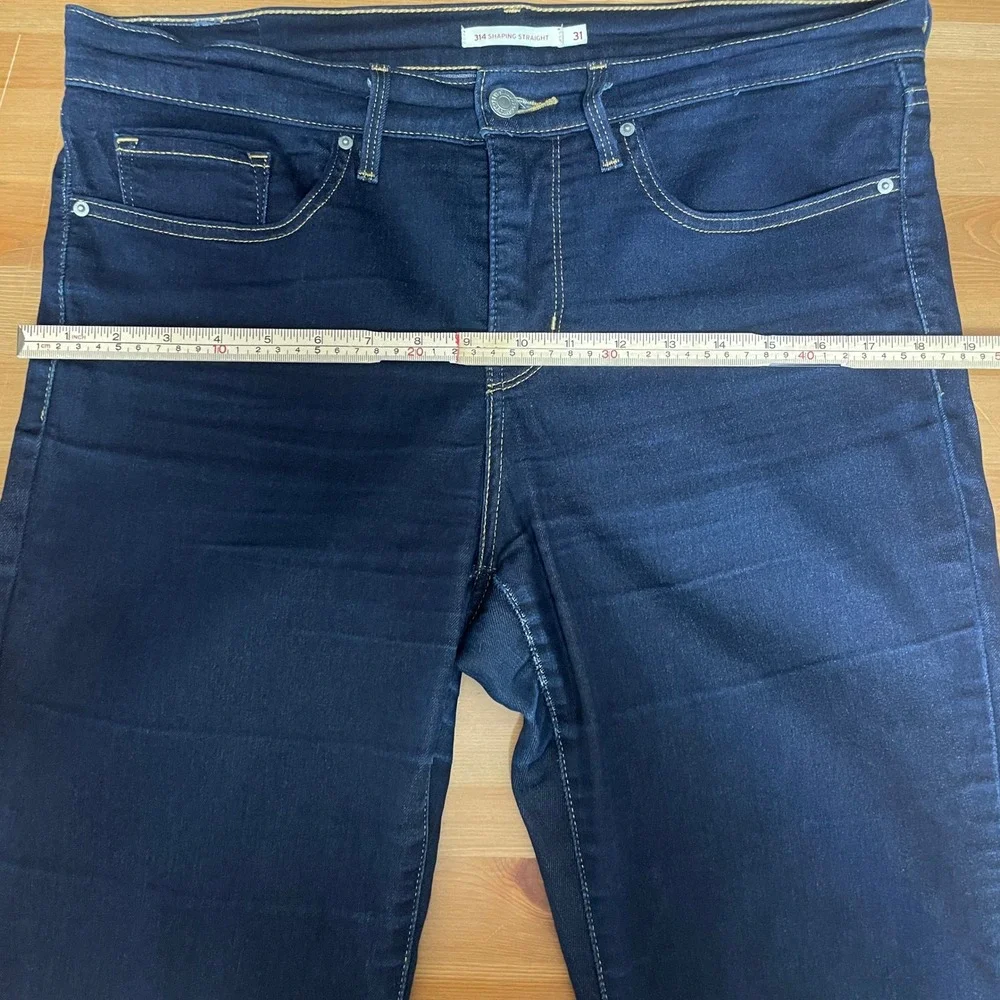 Levis fits large